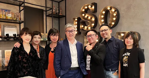 從左至右為isobar Taiwan執行創意總監周宥惠、事業合夥人李宜靜、策略與顧問諮詢副總朱芳儀、執行長紀緻謙、事業合夥人江世暉、Data與CRM總經理夏雨農、總經理兼事業合夥人王蓉平。