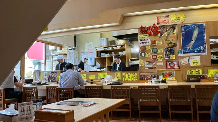 無論坐在哪都是開放式廚房,可以看到廚師現場處理料理。