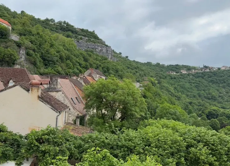 早晨，躲在雲層中的村莊
