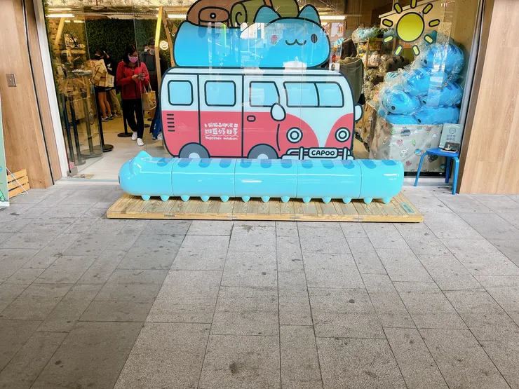 （超可愛的貓貓蟲長椅）