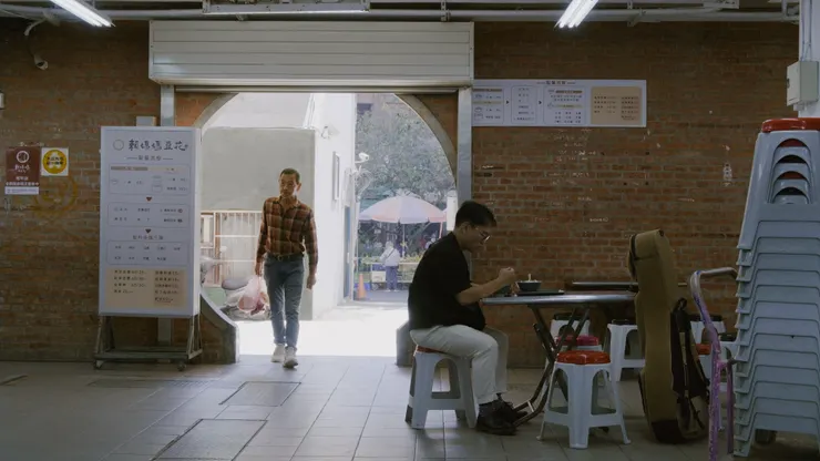 〈大溪〉以細膩指彈串起記憶與風景,在靜謐與喧鬧之間,描繪出李軍對故鄉的牽掛。(圖/風潮音樂 提供)