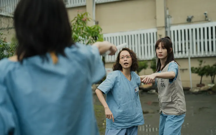 一開始的女犯人們衝突不斷，直到...