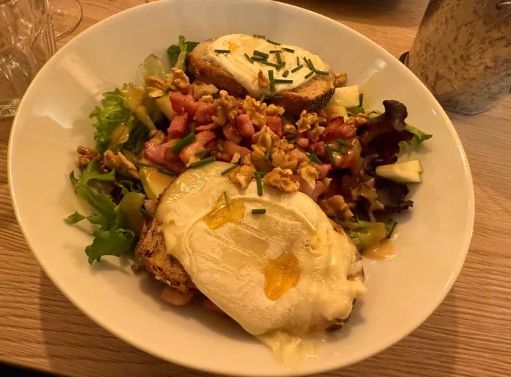 山羊乳酪意外不羶腥，難得的好吃