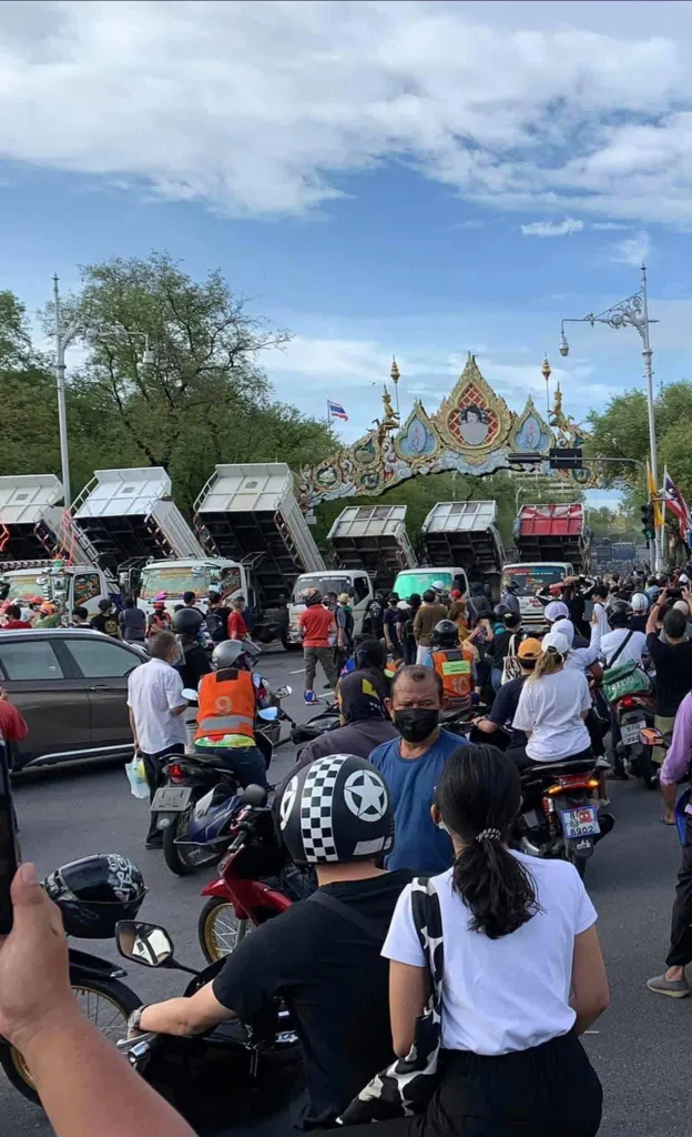 2021年的7月18號的抗議現場，開展的變形金剛們