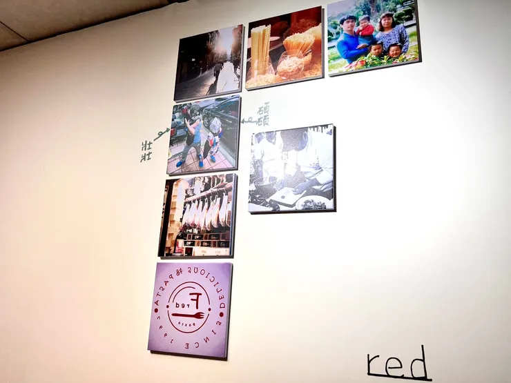 老闆與孩子的照片拚出一個F