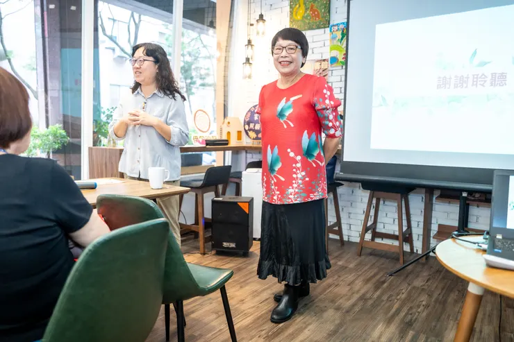 (圖說:黃慧如(右)傳遞正向能量,用親身經歷鼓勵照顧者。)