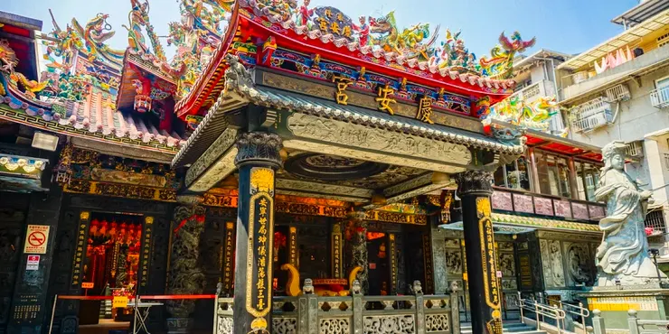 慶安宮，又稱為基隆媽祖宮、基隆媽祖廟，建於清乾隆四十五年（1780年），主祀天上聖母（其主神又被稱作「基隆媽」）。來源：基隆市政府