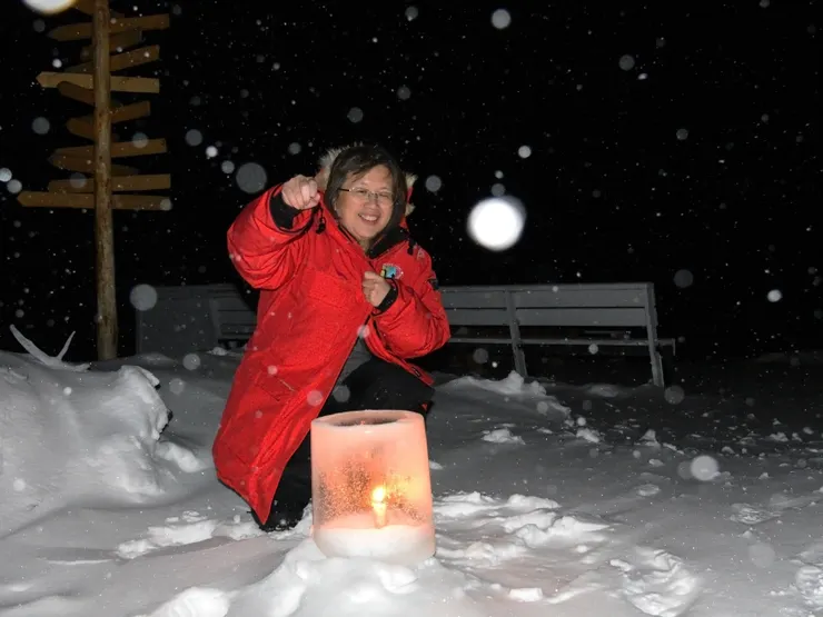 在雪中的路燈，很溫暖的感覺