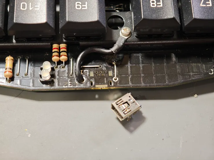 檢查斷頭的規格，是屬於MiniUSB的款式。