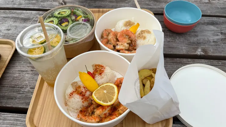 蝦蝦飯好吃到停不下來，等了一個半小時也很值得