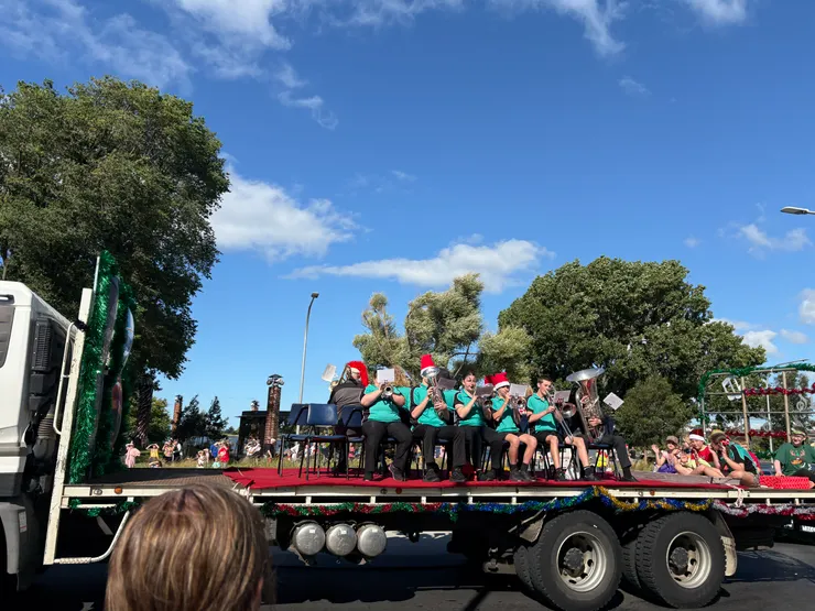 兄弟，你的樂譜擋住你的臉啦！