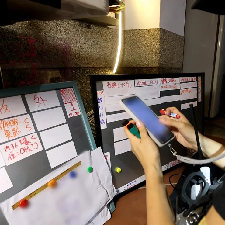 實體任務管制板中，左側為地點狀況、右側為任務小組狀況；卡片上會記錄時間與狀況概述；只要在板上就代表持續密切追蹤中