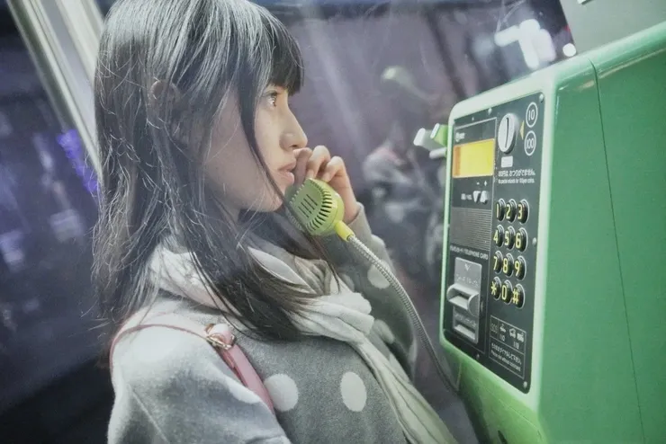 「請插入電話卡。」電話那頭這麼說。