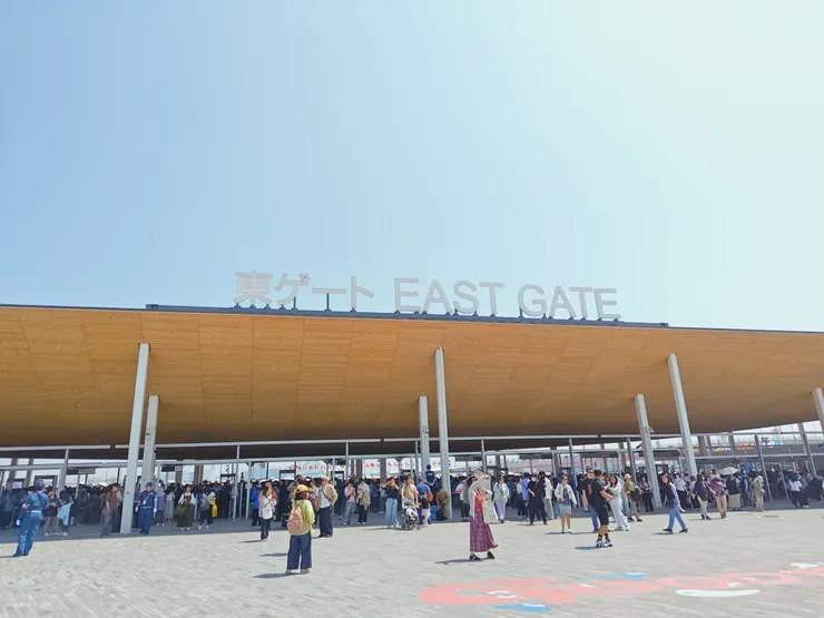 展場內回望東側閘口