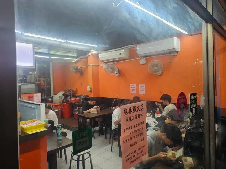 一樓其實能坐的位子很多,但還有B1可惜我都沒機會下出去XD