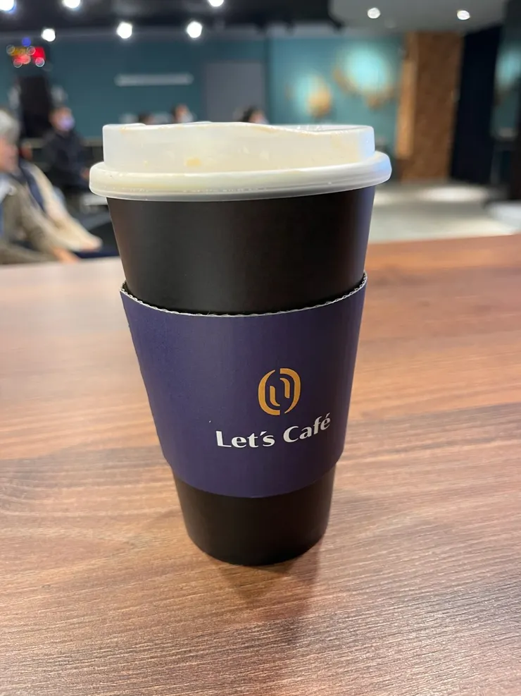 原本想點某種酒拿鐵，店員說沒貨，改點大熱拿。