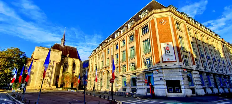 【陽光中的里烏爾宮，旁為一座博物館。】