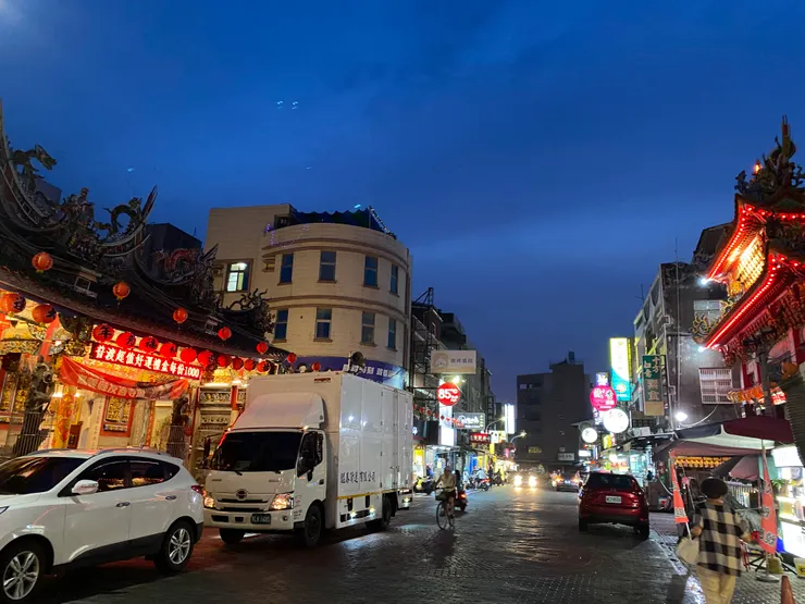 兩座廟宇就在對面，一間拜菩薩，一間拜媽祖