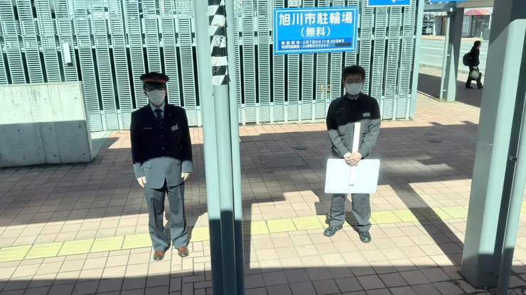 直到到巴士離開視線後人員才離開