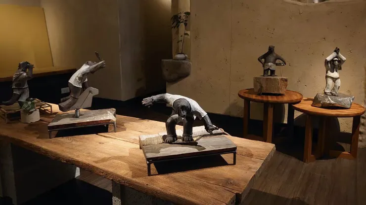 △張仲禹梳理了陶偶和異材質之間的搭配與處理，更首次挑戰不鏽鋼結合陶偶的動態。