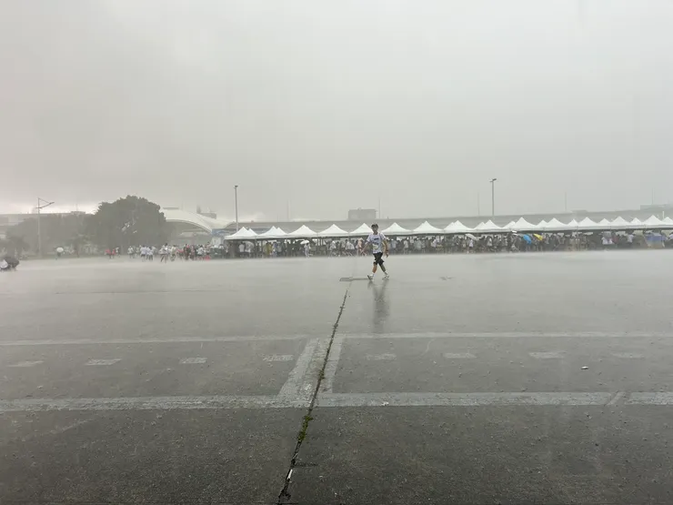 豪大雨，迅雷不及掩耳...