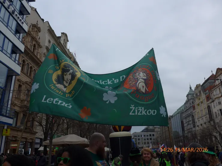 不同在捷克的愛爾蘭組織帶著旗幟準備參加慶典遊行