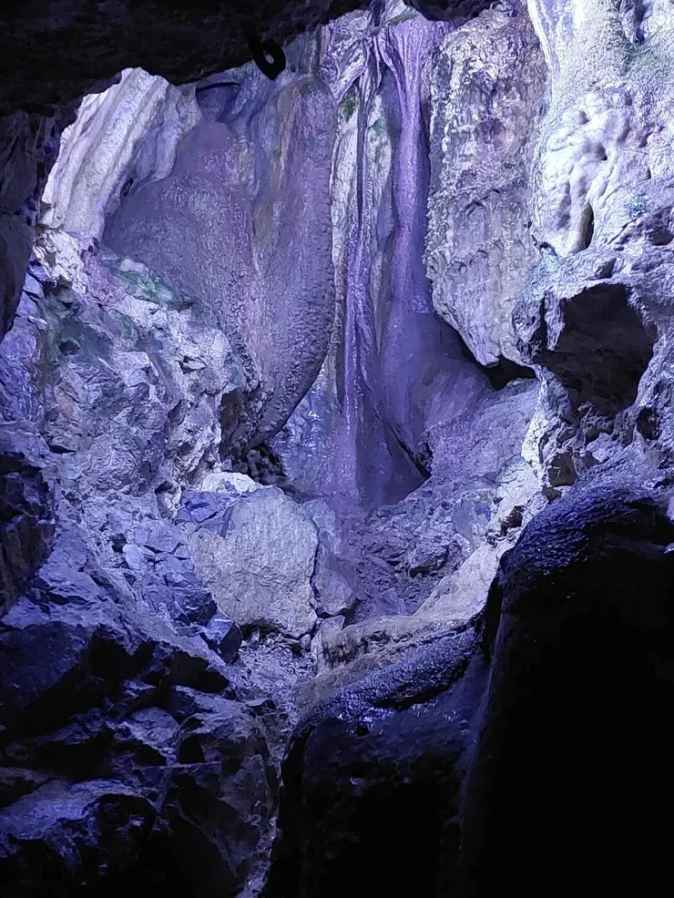 奇怪紋路的鐘乳石洞穴