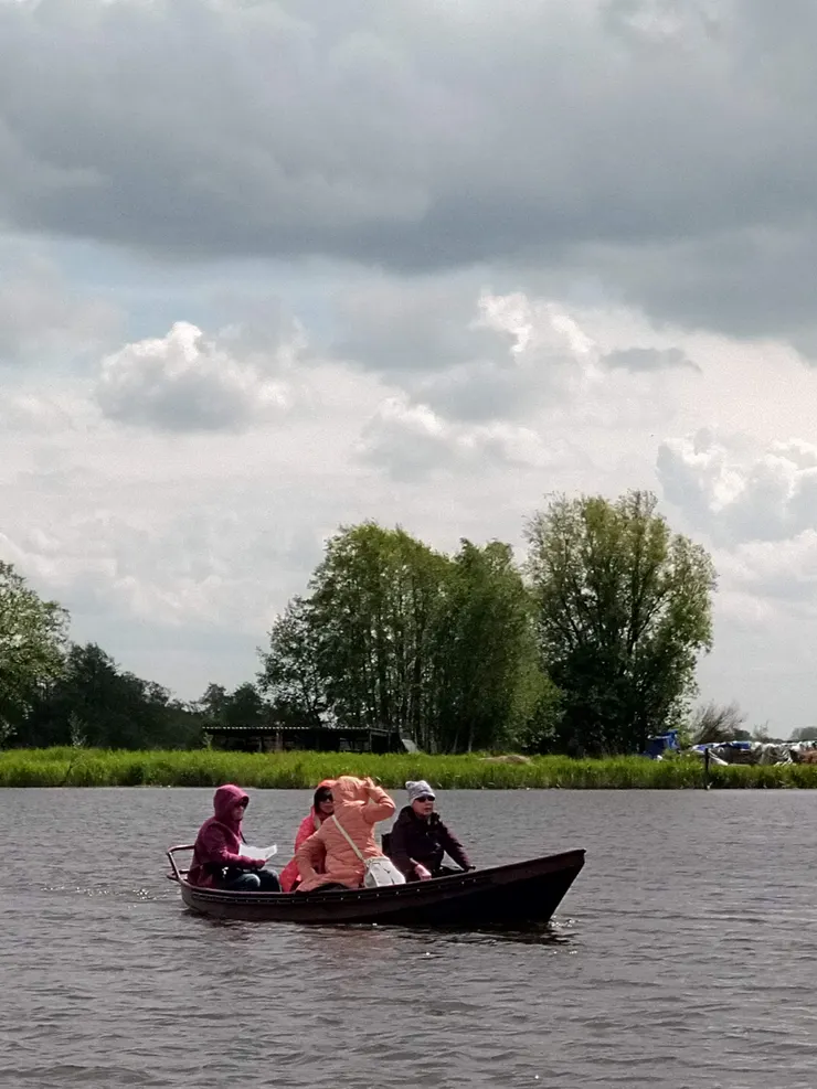 遠方看到選擇自行包船的遊客