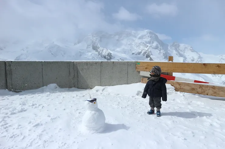 雪地反光嚴重，明明睜不開眼卻硬是不戴墨鏡的哥哥，最後把墨鏡給雪人戴