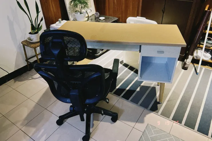 搬去回收的桌椅，看起來沒什麼，但實木的好沉