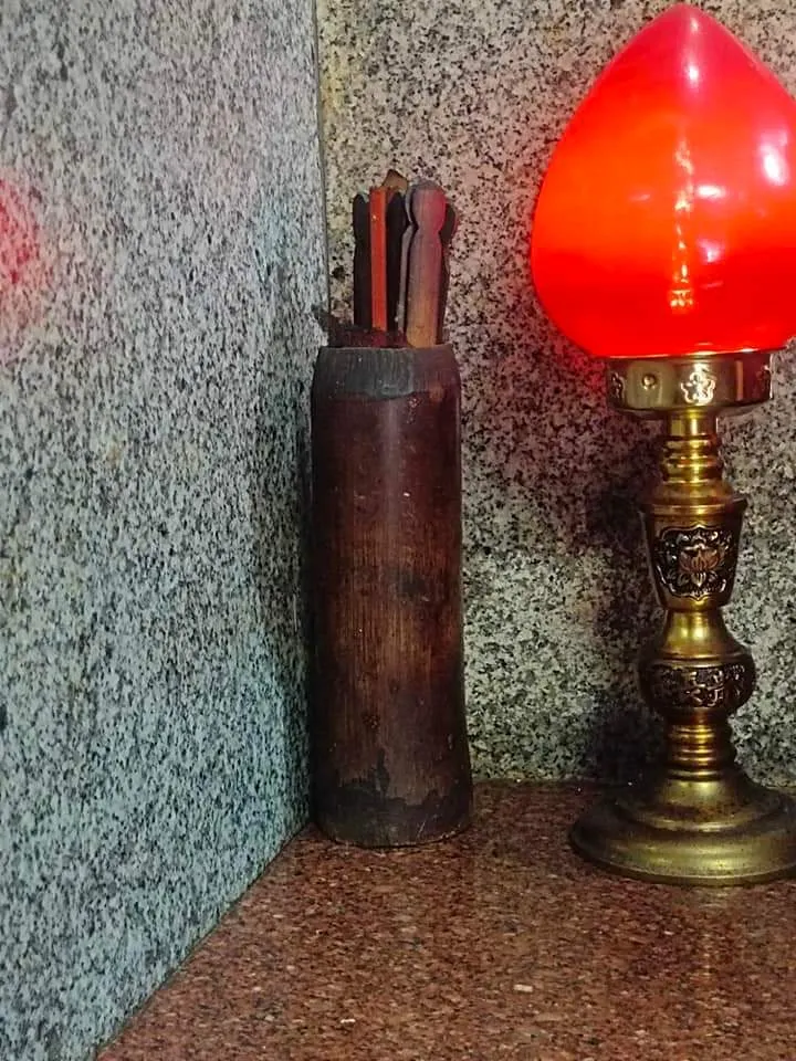 籤筒 具管理人陳秀英女士所述，為早期就有，但無籤詩，便無拿出來供信眾使用