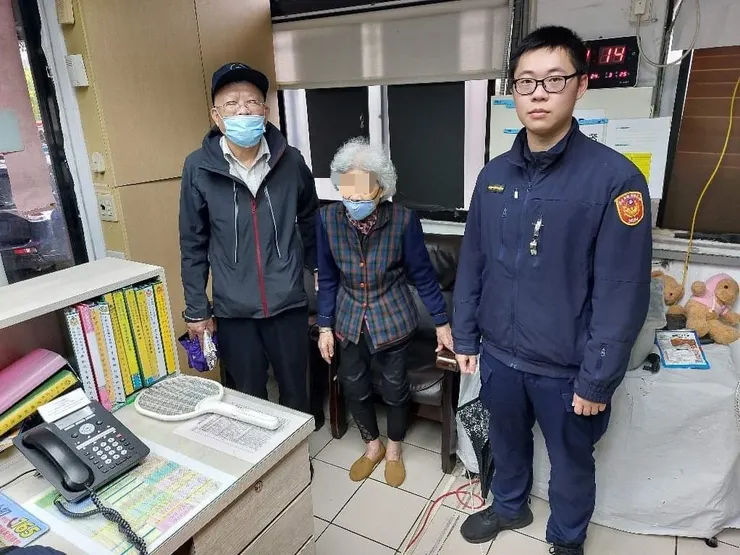 ▲失智老婦人公車迷途 士林警關懷、照護助返家。（圖/士林分局提供）