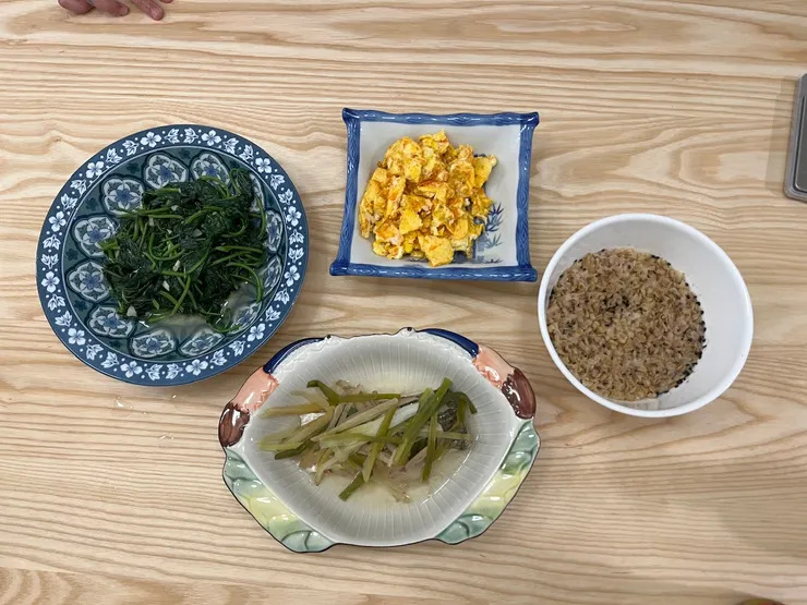 炒地瓜葉、清蒸鱸魚、紅蘿蔔炒蛋。