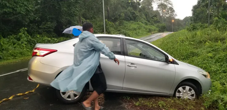 大叔的雨衣是我送他，他本來是淋著雨在車外陪著我們，而他本身不懂英語，只是默默陪伴