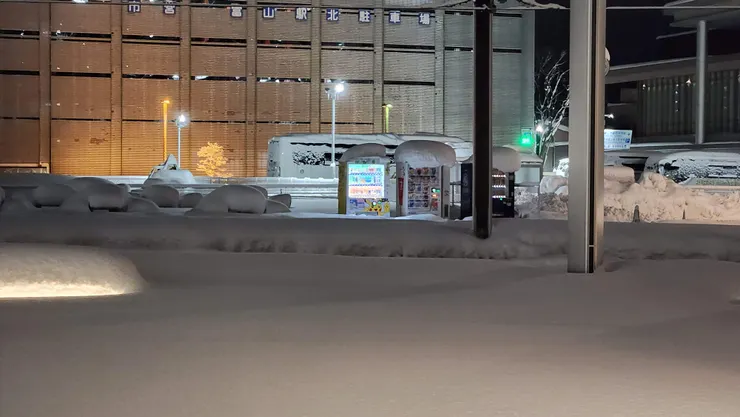 街上還是厚厚的雪