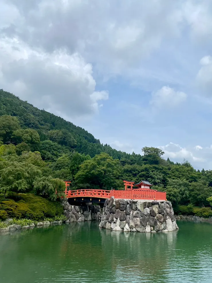 鯉魚餵食區,也可以看到另一端的弁才天神社