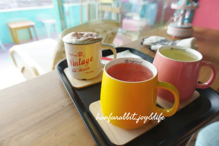 很冷的天氣，在暖暖的咖啡廳內，看著窗外喝著熱飲