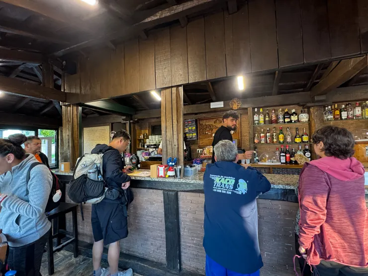 走了3小時己經早上8點了！我們好餓啊啊啊～～～