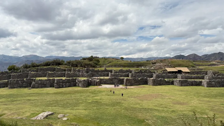 鋸齒狀的石圍牆就是印象中的太陽祭場景主舞台！淡季時來這裡走走，好遼闊又舒服