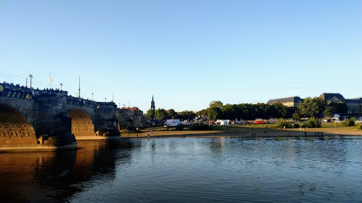 首屆城市藝術節於 1998 年,活動場域橫跨易北河兩岸