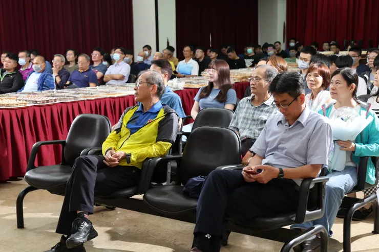 【致詞就當面對各階段年輕的自己，台上台下時光交錯世界驚天變化！台下的聽眾們。】