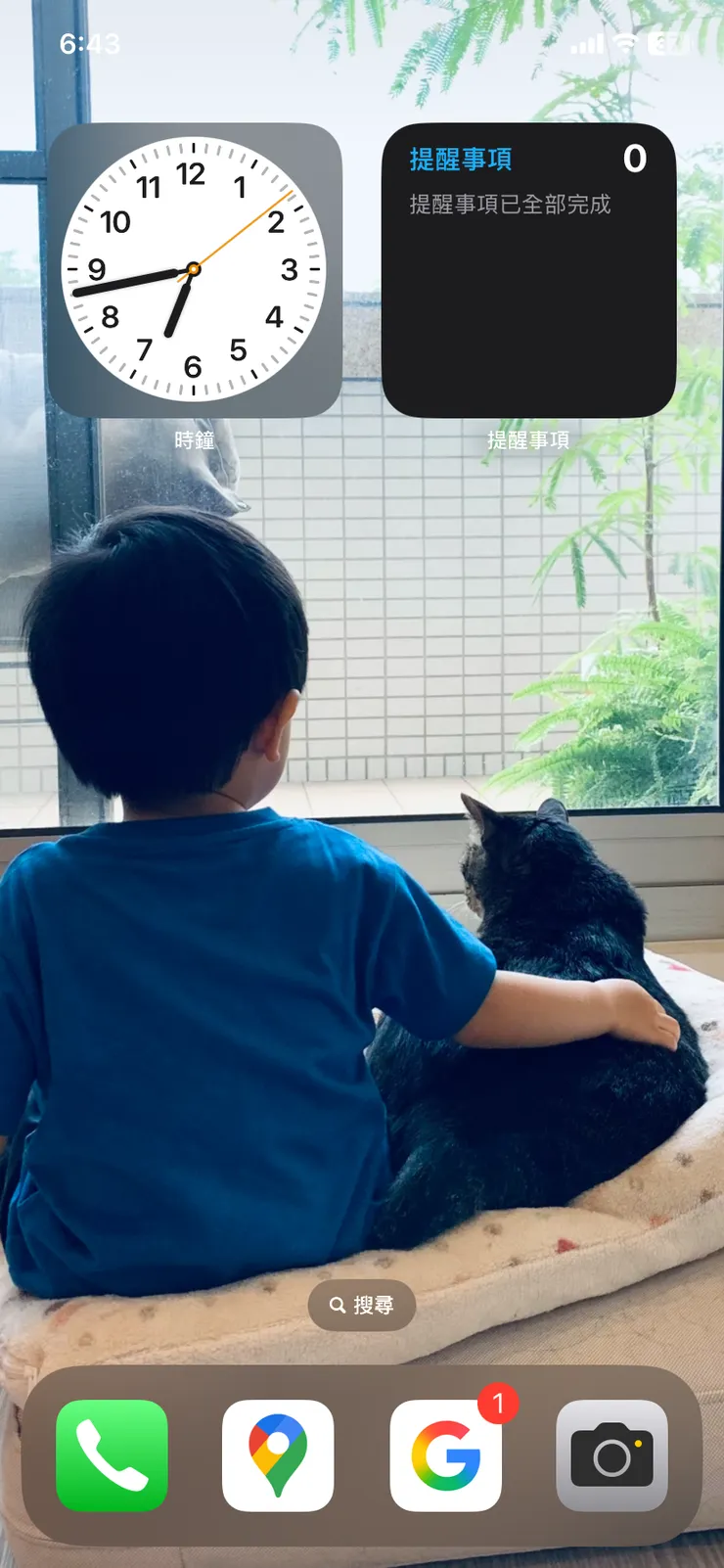 我的手機主畫面,只有時鐘、提醒事項,下方則放常用的四個App,這樣就不會一直看到Line的紅點點