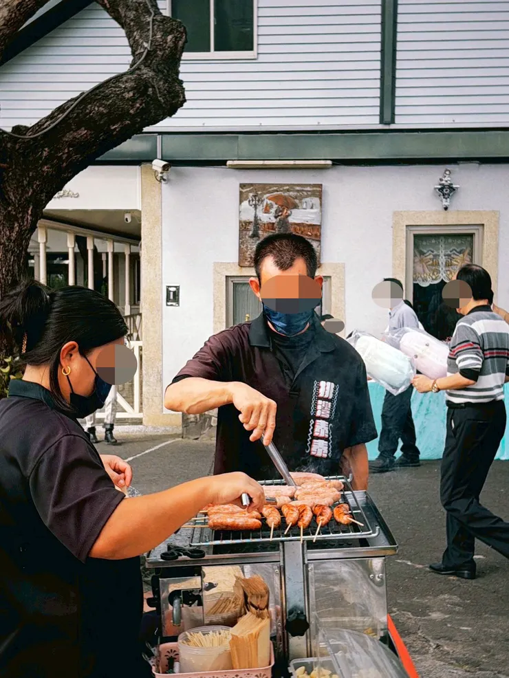 充滿南台灣熱情的戶外草地婚禮，搭配現烤山豬肉香腸，既接地氣又不失格調。