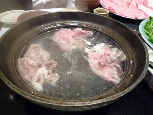 真的是好大一片，肉質很鮮美(雪花般的花紋，果然不是蓋的)，一樣入口即化，根本不需要用到牙齒去咬它～～