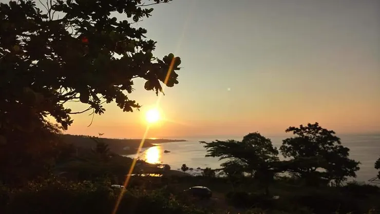 伴隨著朝霞  太陽從海平面昇起