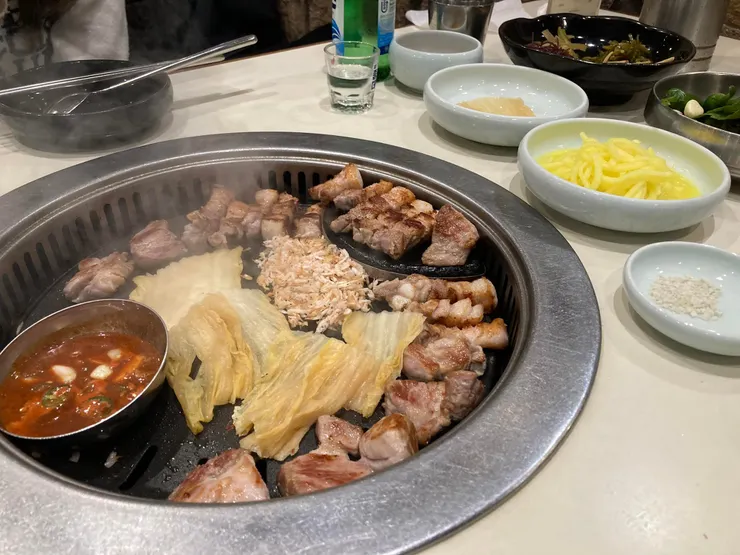 跟約到的飯友一起吃宵夜。本來要去吃烤章魚的，但賣完了，改吃味贊王烤肉。