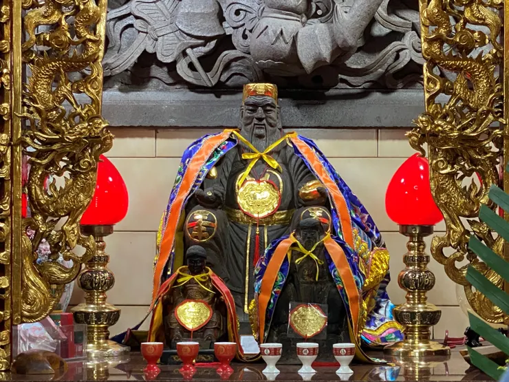 前方兩尊木刻的土地公、土地婆。土地婆的臉真是一片漆黑