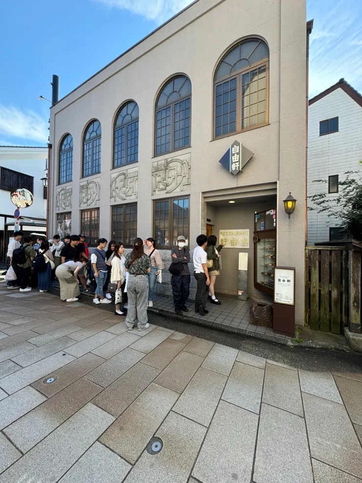 吃完出來外面已經排起長隊