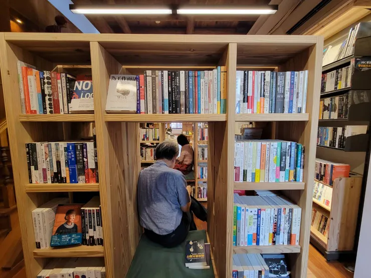 全館書籍任讀者翻閱