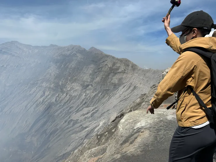 我丟～ 臂力太弱，花束卡在火山口的半山腰
